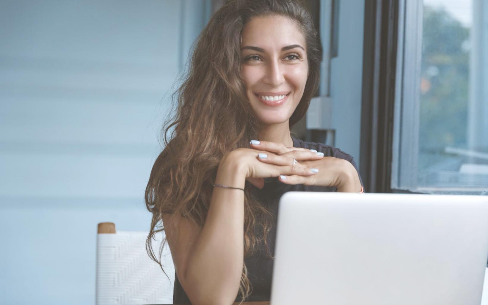 Spazio di consulenza accogliente con luce naturale